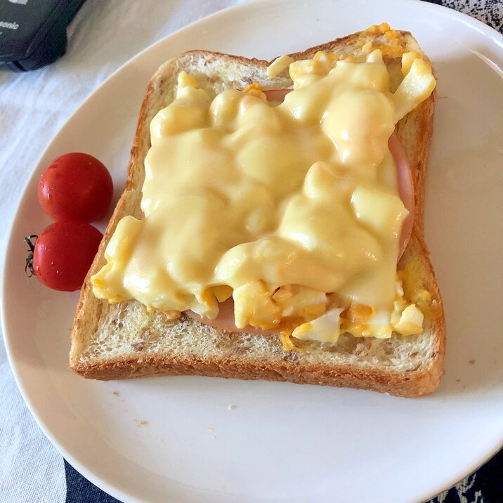 ふわふわ卵のハムチーズトースト